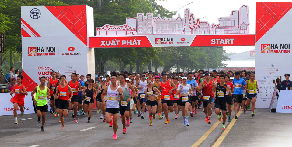 Du khách tham gia giải chạy Marathon Hà Nội mở rộng. Ảnh: Hoài Nam
