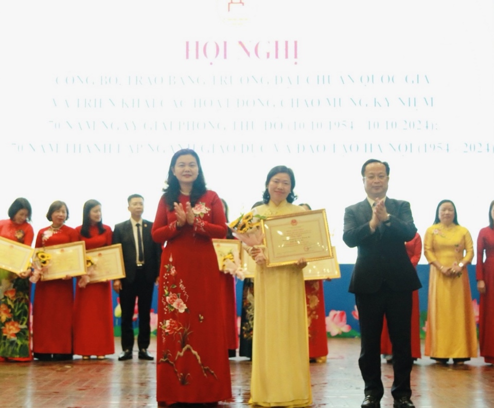 Lãnh đạo Sở GD&ĐT trao bằng chuẩn quốc gia cho Trường THCS Hoàng Mai, quận Hoàng Mai