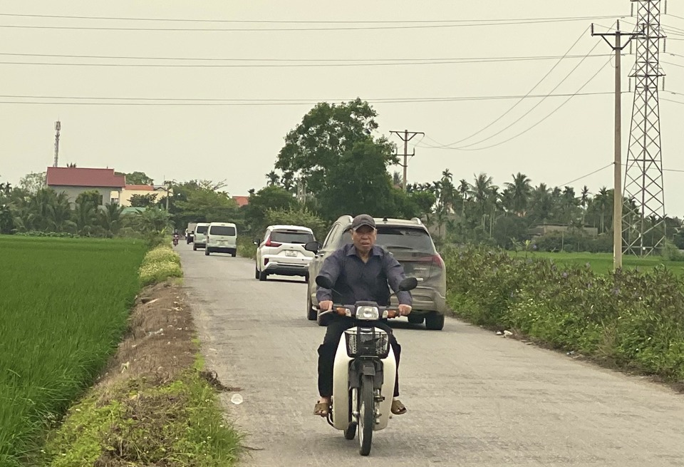 Từng đo&agrave;n xe nối đu&ocirc;i nhau trốn ph&iacute;. Ảnh Hải Yến