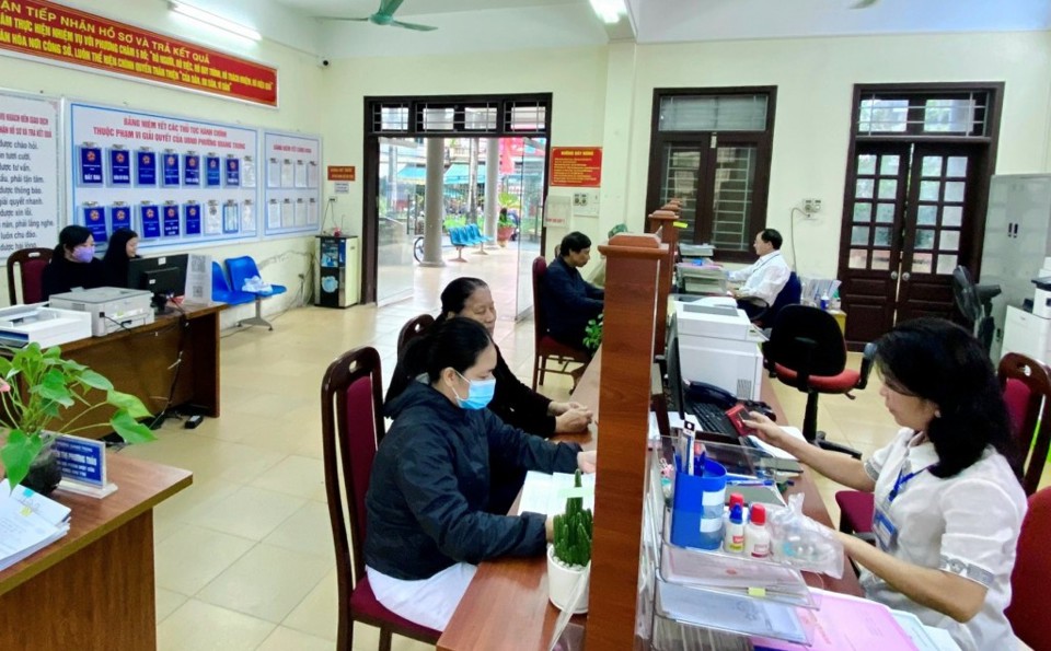 Người dân Phường Quang Trung, thị xã Sơn Tây làm thủ tục hành chính tại trụ sở UBND phường. Ảnh: Ánh Dương