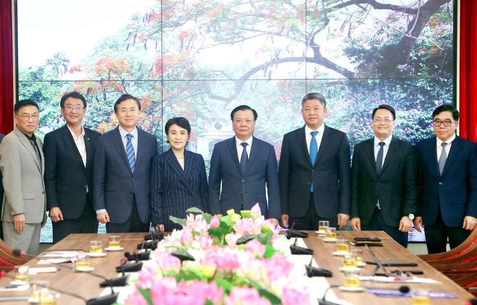 Ủy viên Bộ Chính trị, BíthưThành ủy ĐinhTiếnDũng chụp ảnh lưu niệm cùng bà Kang Kum-sil - Đại sứ tỉnhGyeonggi,Hàn Quốc. Ảnh:ThanhHải