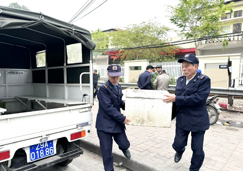 Lực lượng tự quản tịch thu đồ nghề vi phạm tại khu vực trước cổng bệnh viện Bạch Mai.