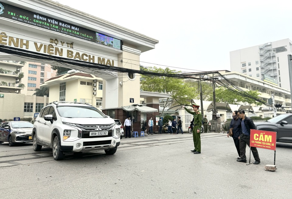 C&ocirc;ng an phường Phương Mai phối hợp bảo vệ bệnh viện Bạch Mai lập chốt bảo đảm trật tự khu vực trước cổng ch&iacute;nh bệnh viện.