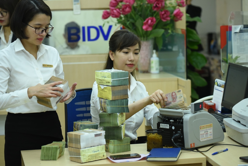 Hoạt động giao dịch tại chi nhánh BIDV Hà Nội. Ảnh: Phạm Hùng