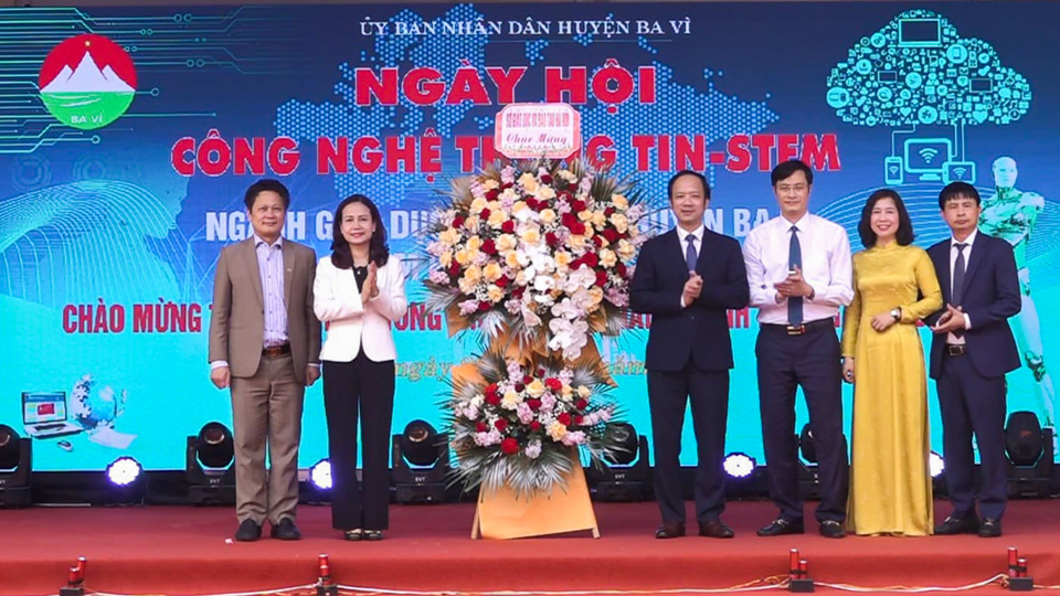 Đại diện Sở GD&amp;ĐT H&agrave; Nội tặng hoa ch&uacute;c mừng&nbsp;Ng&agrave;y hội CNTT v&agrave; STEM ng&agrave;nh GD&amp;ĐT Ba V&igrave; năm học 2023-2024.