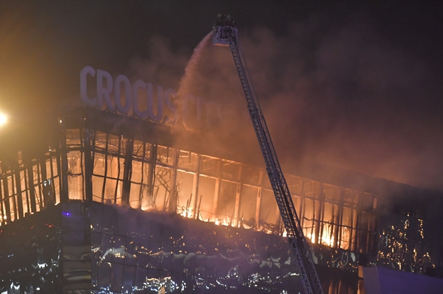 Vụ nổ diễn ra hỏa hoạn xảy ra đồng thời c&ugrave;ng cuộc tấn c&ocirc;ng của nh&oacute;m khủng bố. Ảnh: Getty Image