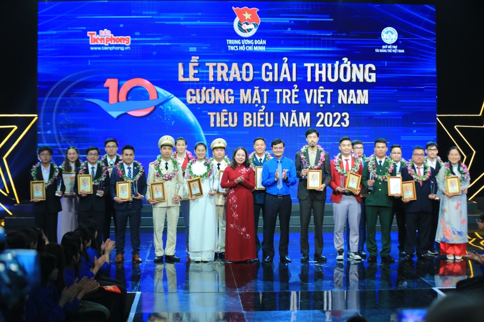 Quyền Chủ tịch nước Võ Thị Ánh Xuân và Bí thư thứ nhất TƯ Đoàn Bùi Quang Huy trao biểu trưng cho 10 Gương mặt trẻ Việt Nam tiêu biểu 2023