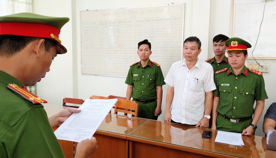 &Ocirc;ng Nguyễn Văn Du nghe đọc lệnh khởi tố bị can v&agrave; lệnh bắt bị can để tạm giam.