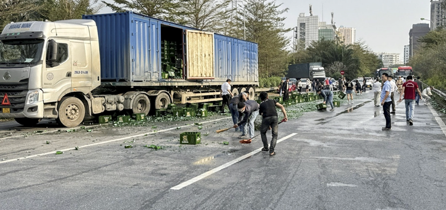 Cảnh sát giao thông cùng người dân thu dọn hàng trăm thùng bia rơi xuống đường - Ảnh 2