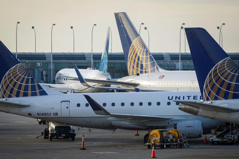 Caacute;c maacute;y bay của United Airlines đang đỗ tại cổng tại Sacirc;n bay Quốc tế O'Hare trước kỳ nghỉ lễ Tạ ơn ở Chicago, Illinois, Hoa Kỳ. Ảnh: Reuters nbsp;