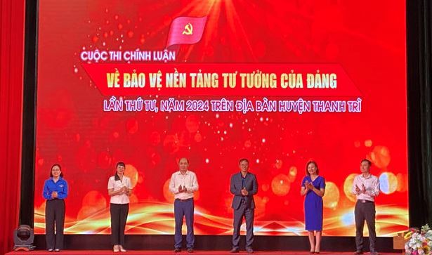 C&aacute;c đại biểu nhấn n&uacute;t ph&aacute;t động Cuộc thi.