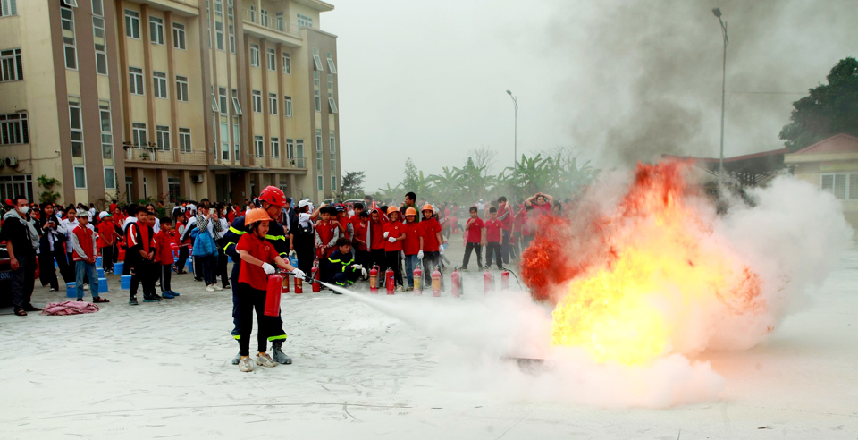 C&ocirc;ng an huyện Đan Phượng hướng dẫn học sinh thực h&agrave;nh kỹ năng chữa ch&aacute;y.