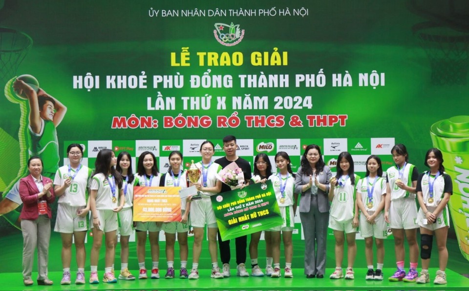 Phó Giám đốc Sở GD&ĐT Hà Nội Trần Lưu Hoa trao cúp vô địch cho đội nữ THCS đến từ Trường THCS Vinschool Times City quận Hai Bà Trưng