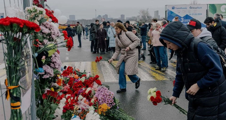 Người dân tại một nơitưởng niệm tự phát gầnTòa thị chính Crocus gần Mátxcơva dành cho các nạn nhân của vụ tấn công khủng bố. Ảnh: RiaNovosti