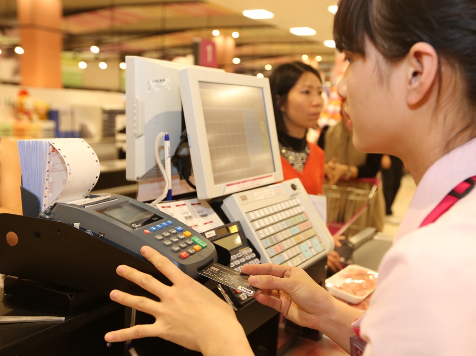 Người tiêu dùng thanh toán tiền hàng thông qua thẻ tín dụng tại một siêu thị ở quận Long Biên. Ảnh: Phạm Hùng
