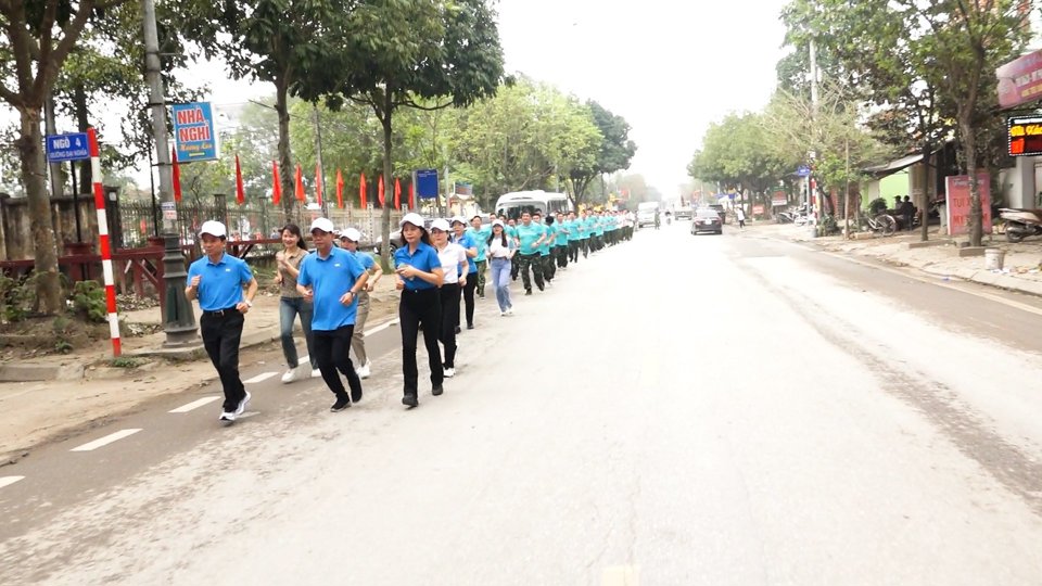 L&atilde;nh đạo huyện c&ugrave;ng Nh&acirc;n d&acirc;n t&iacute;ch cực tham gia Ng&agrave;y chạy Olympic v&igrave; sức khỏe to&agrave;n d&acirc;n.