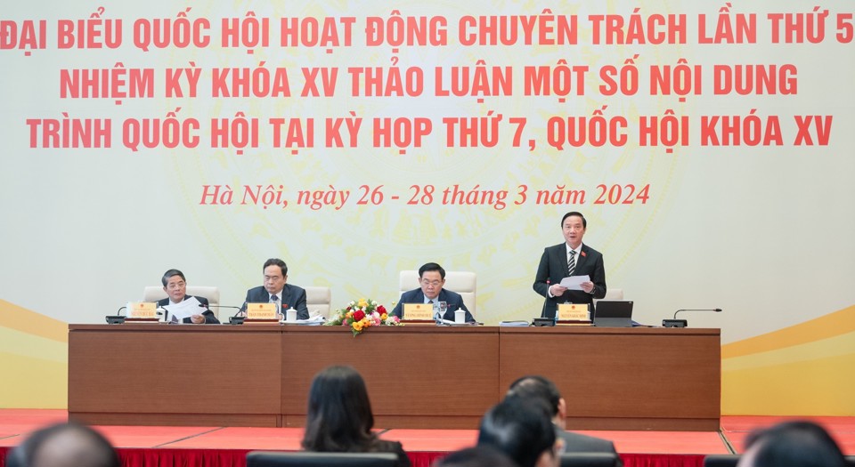 Ph&oacute; Chủ tịch Quốc hội Nguyễn Khắc Định điều h&agrave;nh nội dung thảo luận
