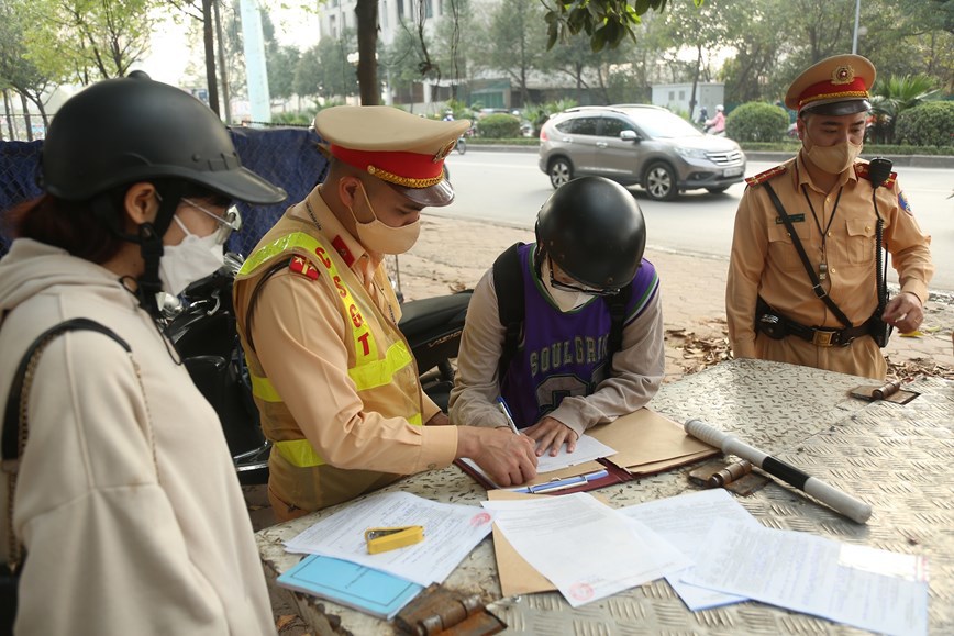 Nhiều người ngỡ ng&agrave;ng trước mức phạt l&ecirc;n đến 2 triệu đồng.