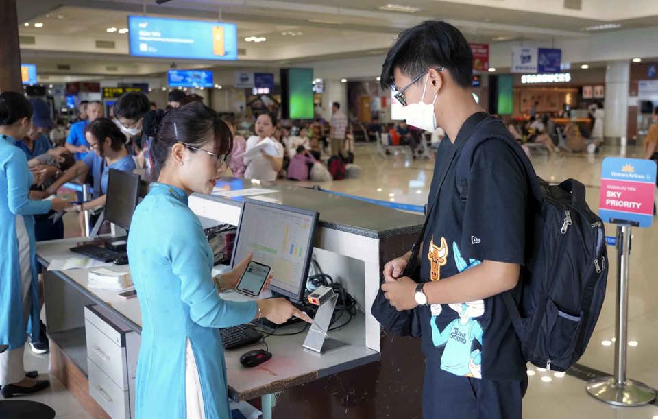 Nh&acirc;n vi&ecirc;n h&agrave;ng kh&ocirc;ng Vietnam Airlines l&agrave;m thủ tục xuất v&eacute; cho kh&aacute;ch h&agrave;ng tại s&acirc;n bay Nội B&agrave;i. Ảnh: Ho&agrave;i Nam