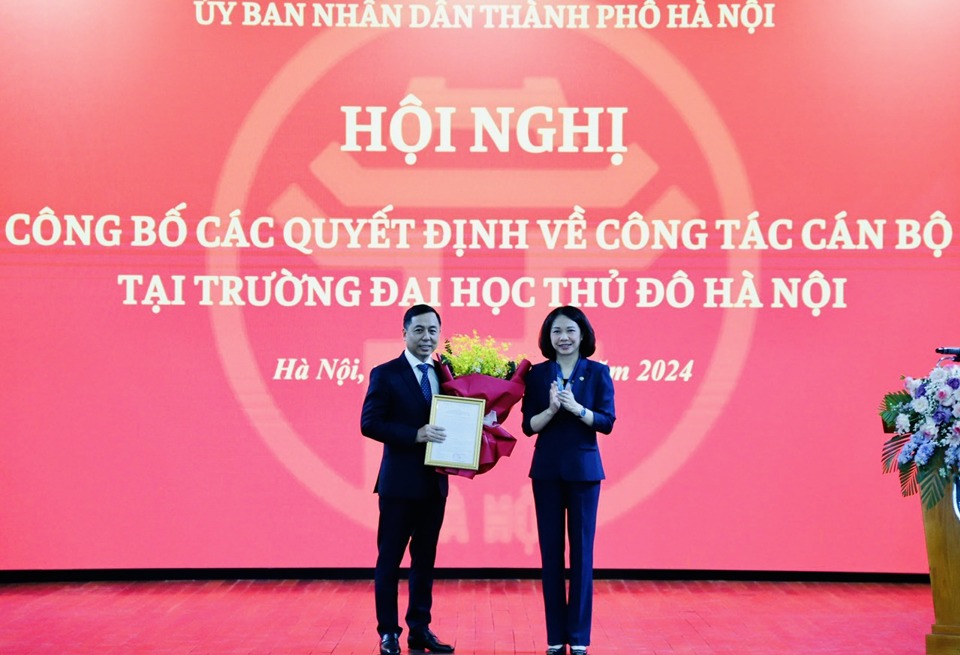 Phó Chủ tịch UBND thành phố Vũ Thu Hà trao Quyết định công nhận Hiệu trưởng Trường ĐH Thủ đô Hà Nội cho TS Đỗ Hồng Cường.