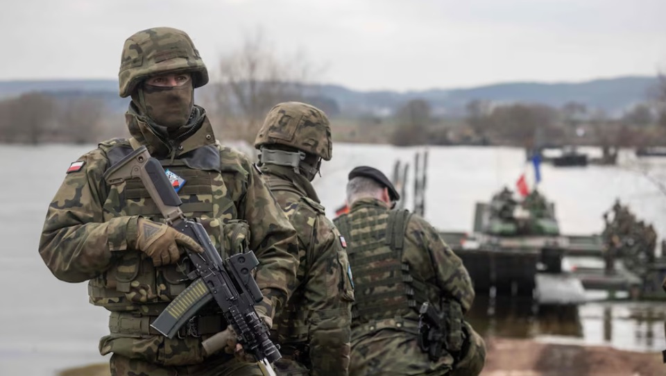 Binh sĩ Ba Lan tham gia cuộc tập trận qu&acirc;n sự NATO Dragon-24 ở Korzeniewo, miền Bắc Ba Lan, v&agrave;o th&aacute;ng 3. Ảnh: AFP