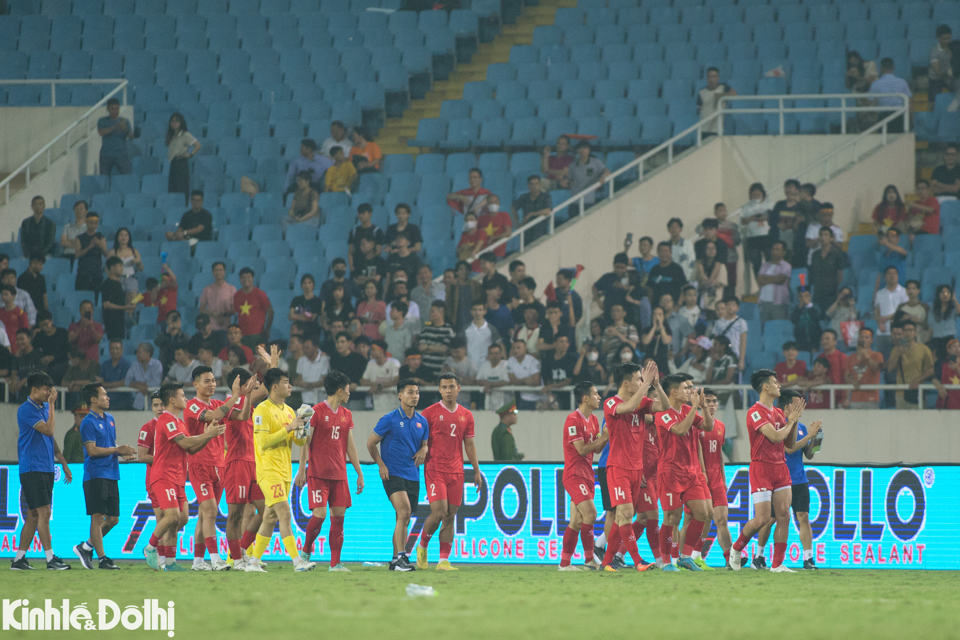 Cầu thủ Việt Nam buồn b&atilde; sau trận thua đậm 0-3 trước tuyển Indonesia.