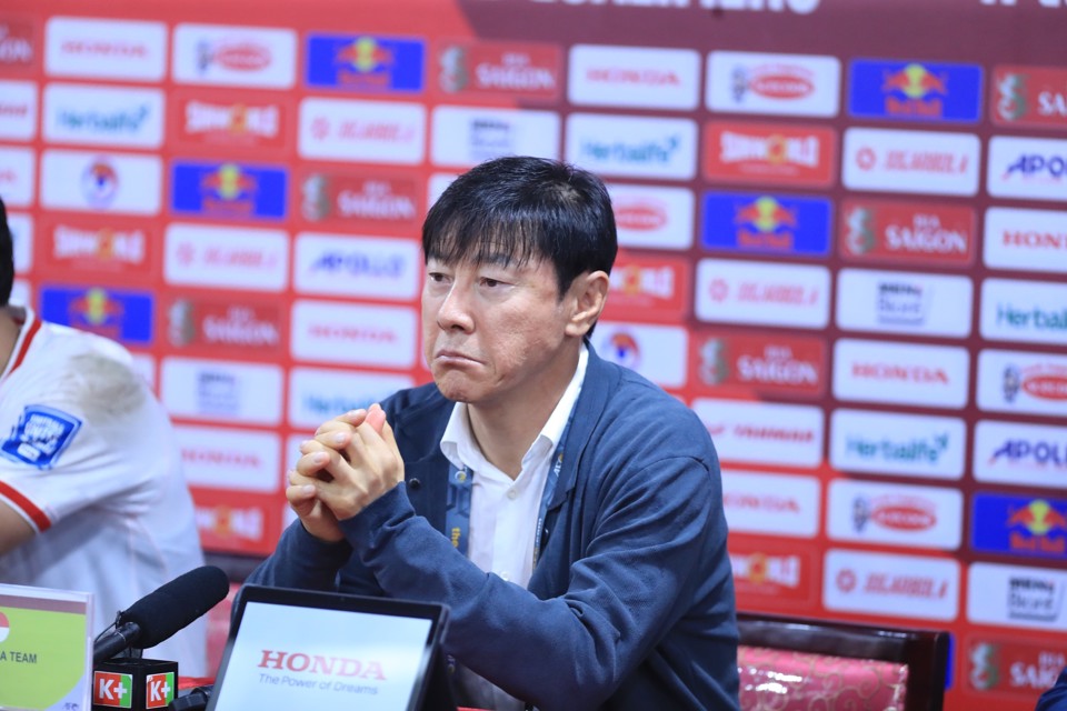 HVL Shin Tae-yong tại buổi họp b&aacute;o sau trận thắng trước tuyển Việt Nam.