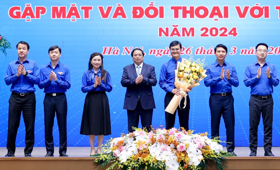 Thủ tướng Phạm Minh Ch&iacute;nh ch&uacute;c mừng Ban B&iacute; thư Trung ương Đo&agrave;n. Ảnh VGP