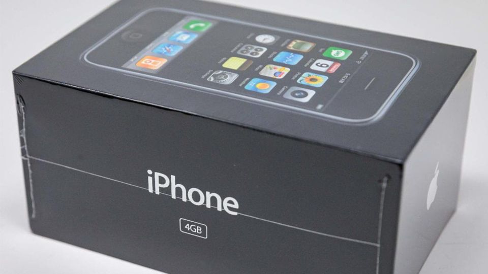 iPhone nguy&ecirc;n bản đời đầu c&oacute; gi&aacute; hơn 130.000 USD