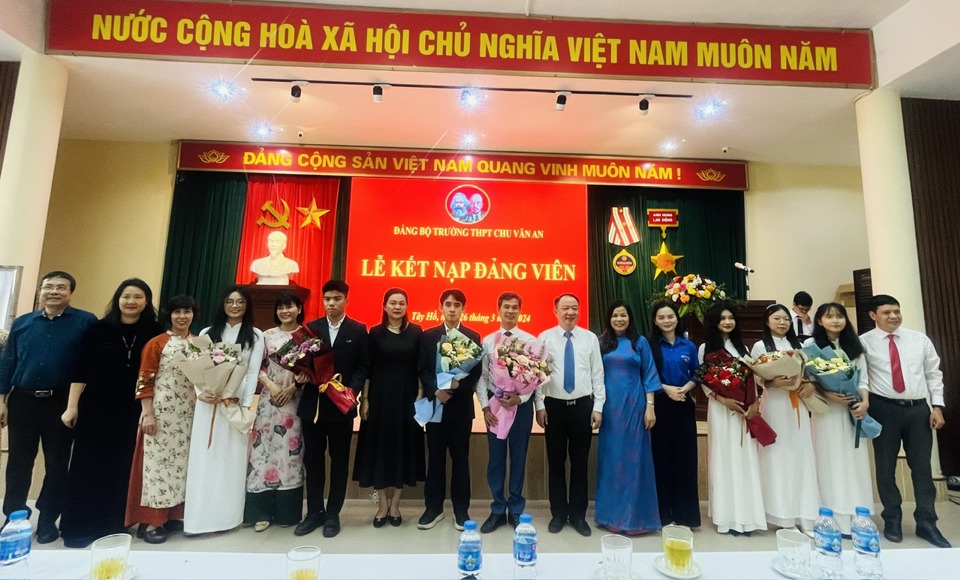 Ngày 26/3, Đảng bộ Trường THPT Chu Văn An tổ chức kết nạp Đảng cho 6 đoàn viên là học sinh lớp 12