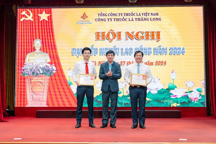 &Ocirc;ng Nguyễn Quang Huy -&nbsp;Chủ tịch HĐTV v&agrave; &ocirc;ng Đo&agrave;n Thế Ph&uacute; - Ch&aacute;nh Văn ph&ograve;ng HĐTV Thuốc l&aacute; Thăng Long Nhận Kỷ niệm chương &ldquo;V&igrave; sự nghiệp x&acirc;y dựng tổ chức C&ocirc;ng đo&agrave;n&rdquo; của Tổng li&ecirc;n đo&agrave;n Lao động Việt Nam