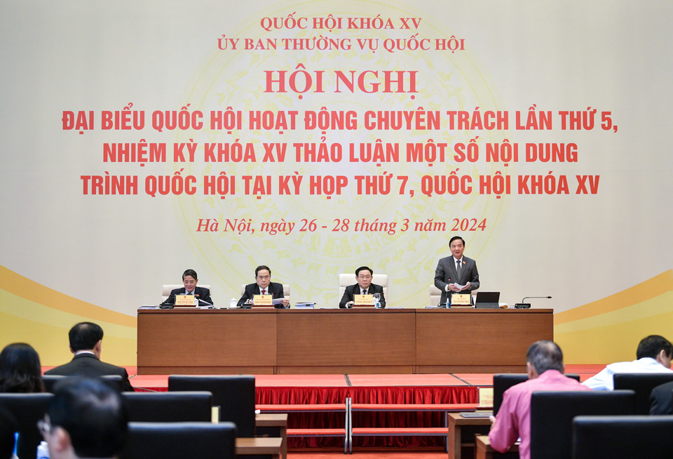 Ph&oacute; Chủ tịch Quốc hội Nguyễn Khắc Định điều h&agrave;nh nội dung họp