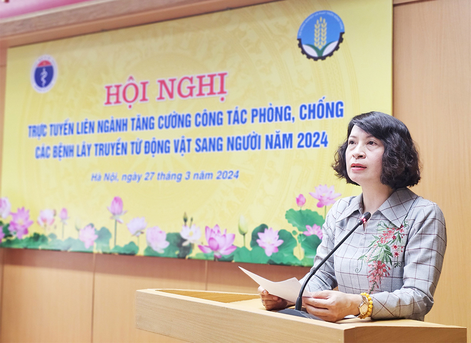 Thứ trưởng Bộ Y tế Nguyễn Thị Liecirc;n Hương phaacute;tnbsp;biểu tại hội nghị.