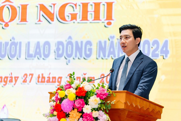 &nbsp;&Ocirc;ng Nguyễn Hữu Ki&ecirc;n - Gi&aacute;m đốc C&ocirc;ng ty Thuốc l&aacute; Thăng Long b&aacute;o c&aacute;o Kết quả thực hiện Nghị quyết Hội nghị Đại biểu Người lao động năm 2023 v&agrave; phương hướng nhiệm vụ năm 2024