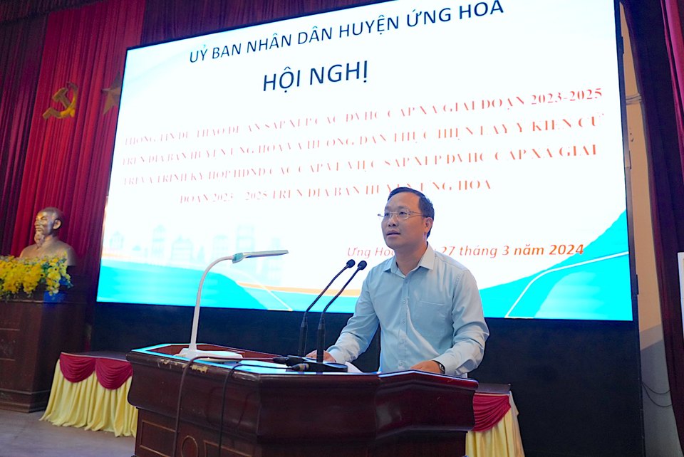 Chủ tịch UBND huyện Ứng Ho&agrave; Nguyễn Tiến Thiết ph&aacute;t biểu. Ảnh: Lại Tấn