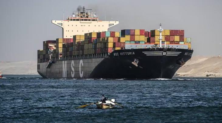 Một tagrave;u container đi qua kecirc;nh đagrave;o Suez. Ảnh: Getty Image