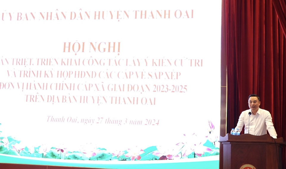 Chủ tịch UBND huyện Thanh Oai B&ugrave;i Văn S&aacute;ng ph&aacute;t biểu tại hội nghị.