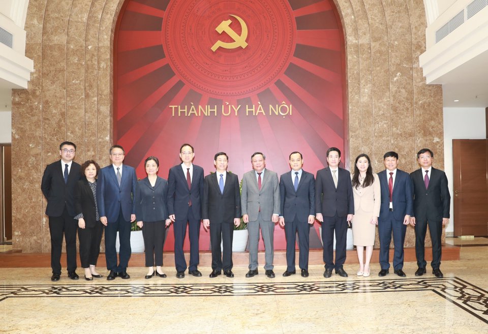 Phó Bí thư Thành uỷ Nguyễn Văn Phong và Phó Chủ tịch Chính hiệp TP Thượng Hải Ngô Tín Bảo cùng đoàn chụp ảnh lưu niệm tại buổi tiếp. Ảnh: Trần Long
