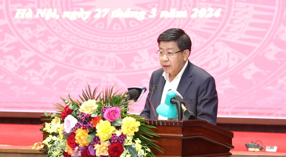 Ph&oacute; Chủ tịch UBND TP Dương Đức Tuấn tr&igrave;nh b&agrave;y b&aacute;o c&aacute;o tại hội nghị.