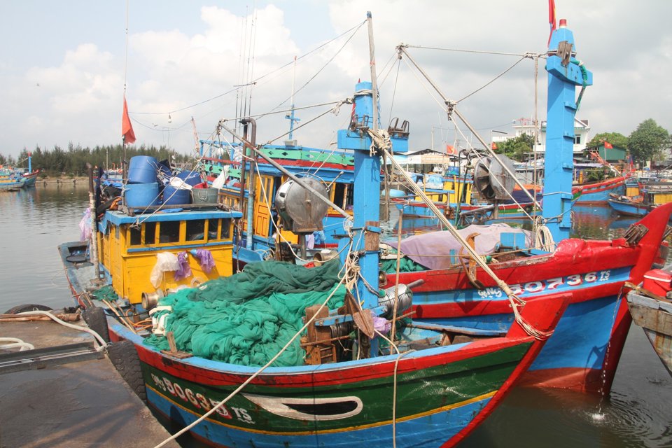 Tàu đã đầy đủ ngư lưới cụ, lương thực, thực phẩm nhưng vẫn nằm bờ vì chưa đủ số lượng lao động.