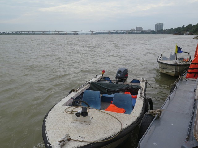 Hạn chế phương tiện trên sông Hồng để khắc phục sự cố cáp ngầm - Ảnh 1