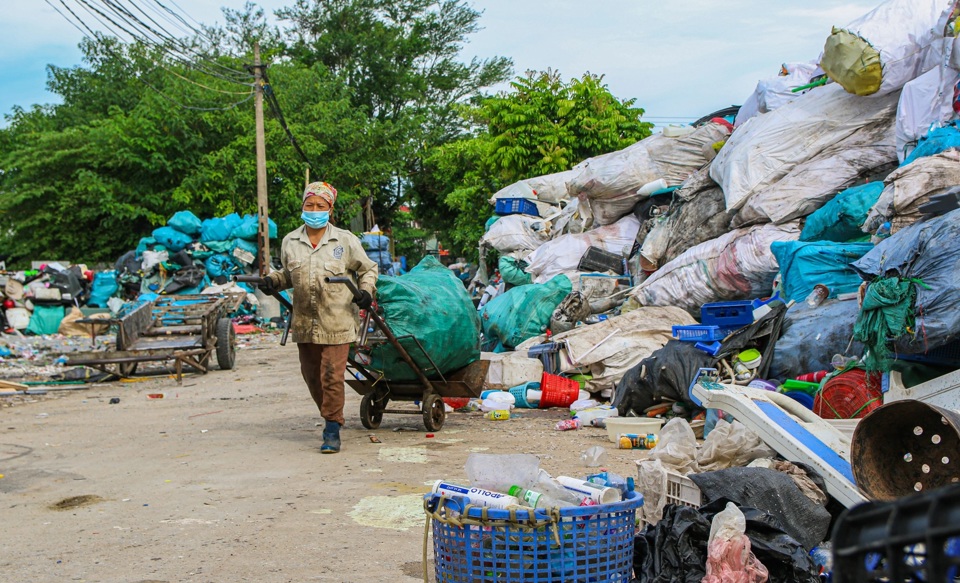 Làng nghề tái chế rác thải nhựa Quảng Phú Cầu. Ảnh: Thúy Hà