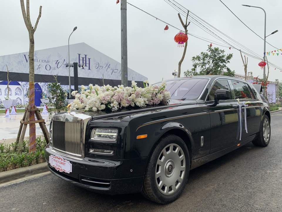 Xe d&acirc;u của Quang Hải thuộc hạng si&ecirc;u xe,&nbsp;hiệu Rolls Royce, c&oacute; gi&aacute; h&agrave;ng chục tỷ đồng.
