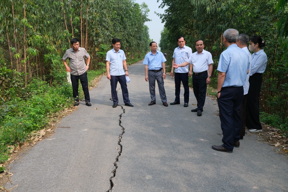 L&atilde;nh đạo UBND th&agrave;nh phố Ph&uacute;c Y&ecirc;n c&ugrave;ng đại diện c&aacute;c cơ quan chuy&ecirc;n m&ocirc;n kiểm tra hiện trường c&aacute;c vết l&uacute;n nứt tại đ&ecirc; B&aacute; Hanh. Ảnh Sỹ H&agrave;o.