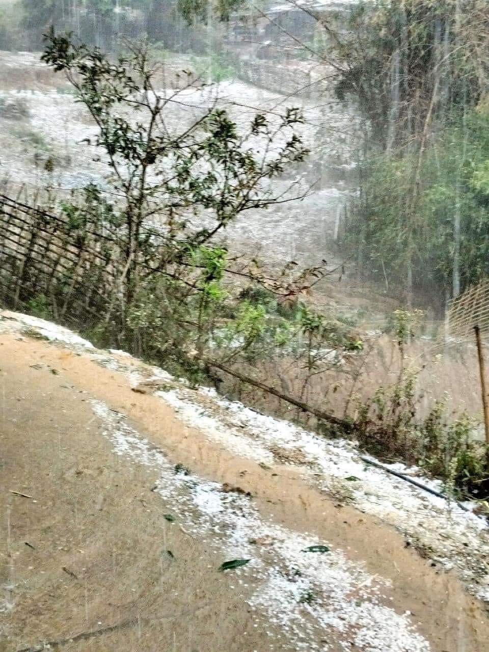 Yên Bái mưa đá xối xả, cảnh báo mưa lớn, dông lốc nội thành Hà Nội - Ảnh 3