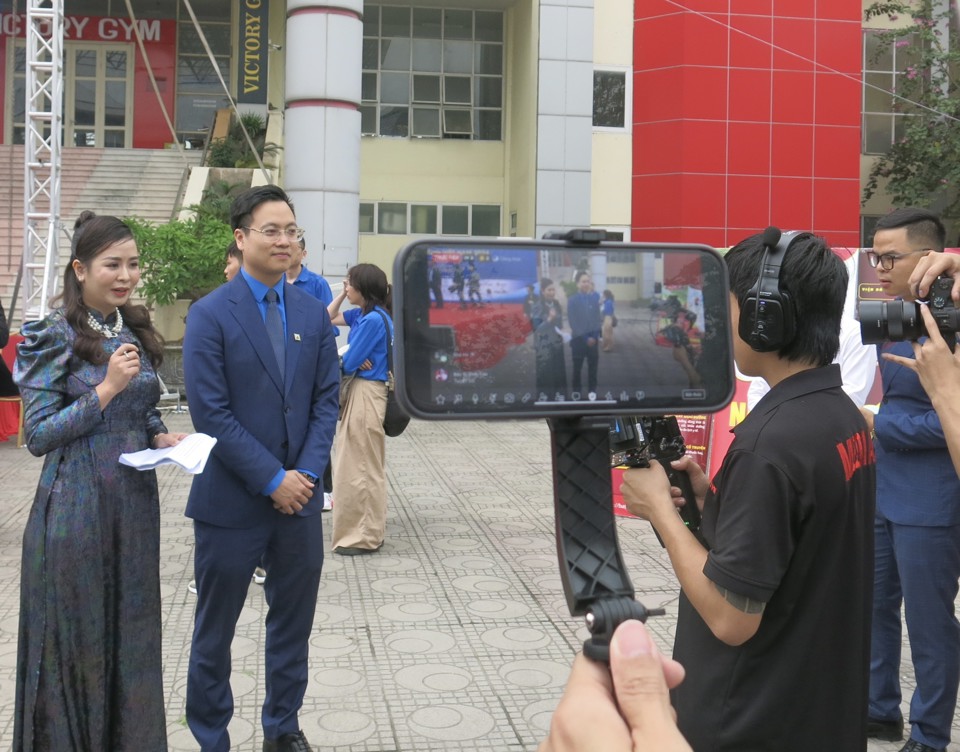 Ban tổ chức giới thiệu buổi livestream quảng b&aacute; h&agrave;ng Việt Nam qua Tiktok