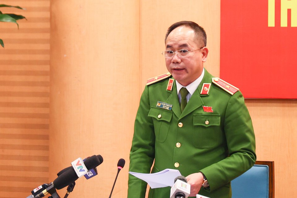 Thiếu tướng Nguyễn Thanh T&ugrave;ng - Ph&oacute; Gi&aacute;m đốc C&ocirc;ng an TP H&agrave; Nội th&ocirc;ng tin tại buổi họp b&aacute;o.