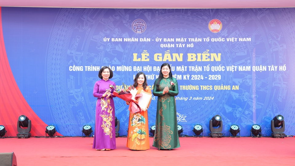 Chủ tịch Uỷ ban MTTQ Việt Nam th&agrave;nh phố H&agrave; Nội v&agrave; l&atilde;nh đạo quận T&acirc;y Hồ trao chứng nhận c&ocirc;ng tr&igrave;nh gắn biển&nbsp;ch&agrave;o mừng Đại hội MTTQ quận lần thứ VII.