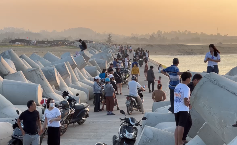 Những ng&agrave;y qua, k&egrave; chắn s&oacute;ng th&ocirc;n Phổ Trường (x&atilde; Nghĩa An, TP Quảng Ng&atilde;i, tỉnh Quảng Ng&atilde;i) trở th&agrave;nh địa điểm "hot" được người d&acirc;n v&agrave; du kh&aacute;ch t&igrave;m đến để ngắm cảnh v&agrave; thư gi&atilde;n.