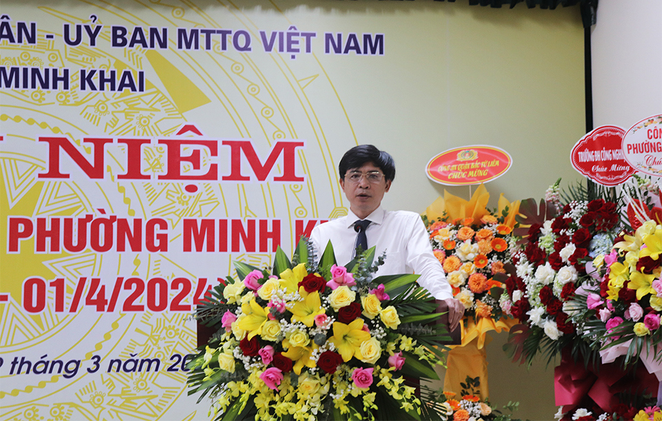 Chủ tịch UBND phường Minh Khai Nguyễn Trọng B&igrave;nh &ocirc;n lại kỷ niệm 10 năm th&agrave;nh lập phường.